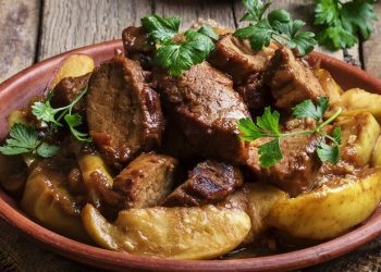 Печінка, запечена в банці з яблуками