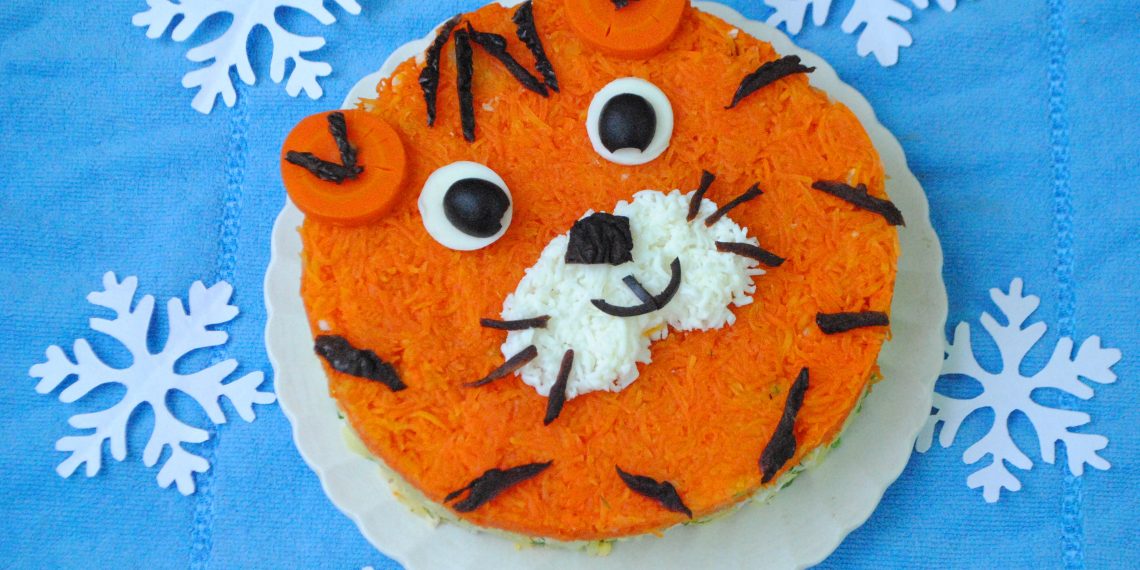 Святковий салат з копченою курочкою та чорносливом