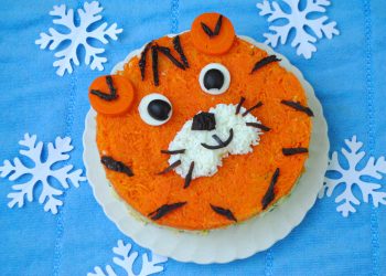 Святковий салат з копченою курочкою та чорносливом