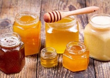 Чому на поверхні меду утворюється біла піна?