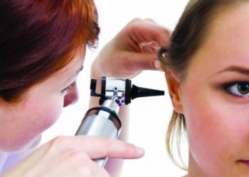 Чому дзвенить у вухах?