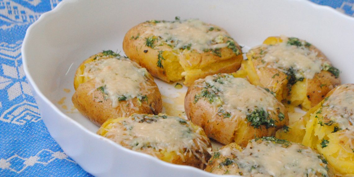 М’ята картопля з сиром сулугуні