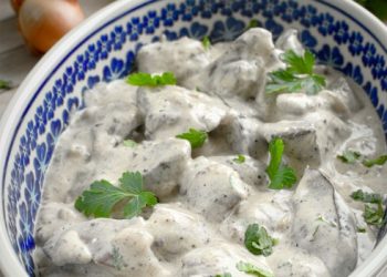 Куряча печінка з грибами