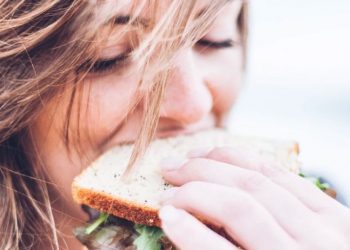 Нервове переїдання: чому виникає та як позбутися проблеми?