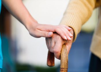 Як допомогти літнім людям впоратися із тривожністю під час воєнних дій?