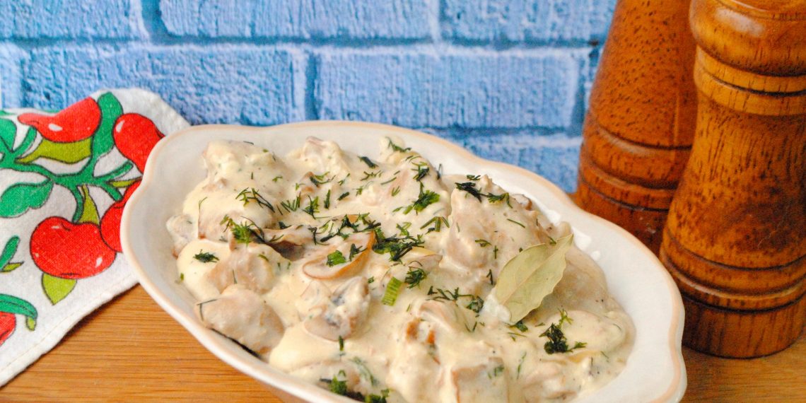 Свинина у підливці з плавленого сирка