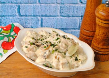 Свинина у підливці з плавленого сирка