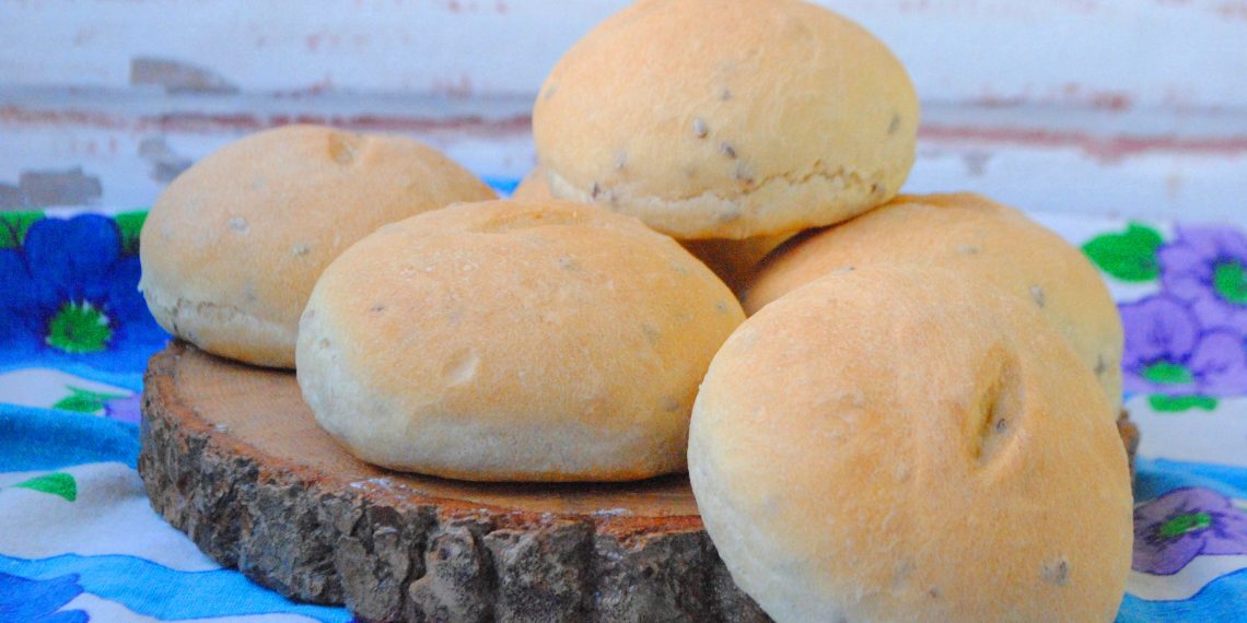 Булочки з простих інгредієнтів