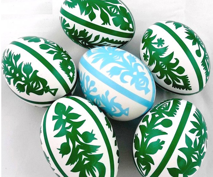 Великодні яйця можна прикрасити витинанням
