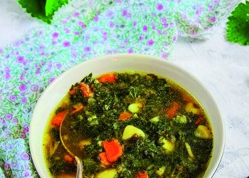 Зелений борщ із кропиви: весняний і дуже корисний