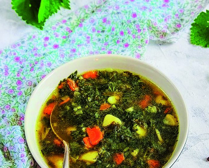 Зелений борщ із кропиви: весняний і дуже корисний