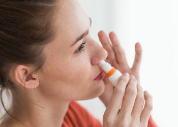 При сухості в носі допоможуть олійні краплі