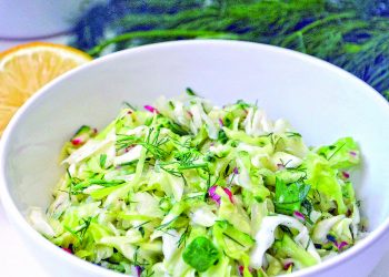 Весняний салат з молодих овочів