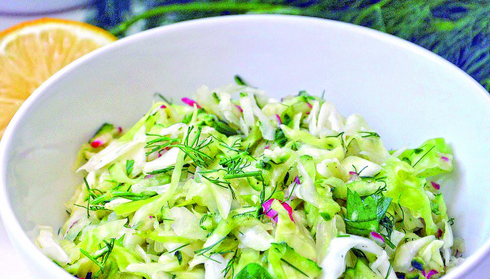 Весняний салат з молодих овочів