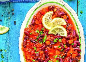 Тушкована капуста з квасолею