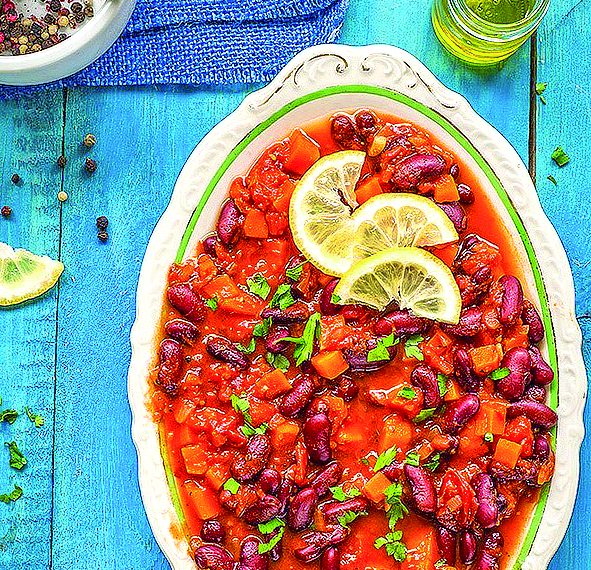 Тушкована капуста з квасолею