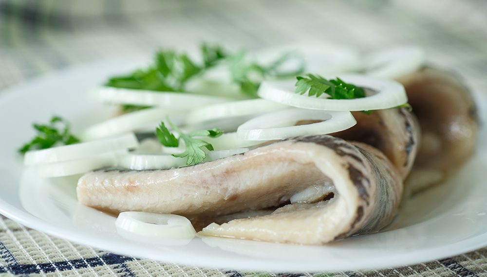 Три способи засолити оселедець