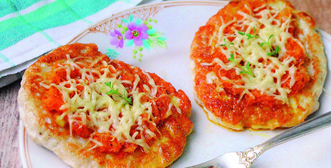 Курячі відбивні з морквою та цибулею