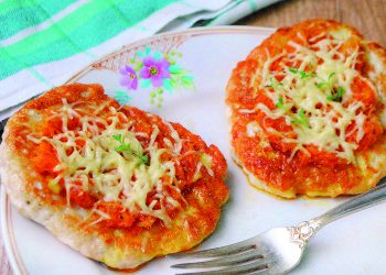 Курячі відбивні з морквою та цибулею