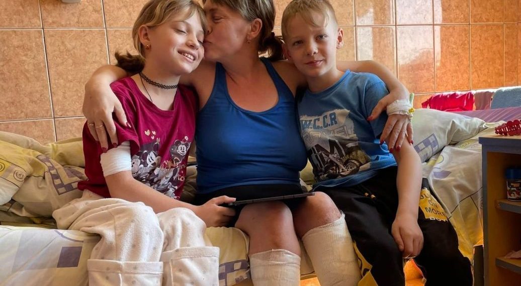 Хлопчик став опорою для мами та сестрички