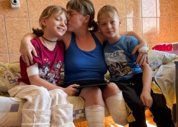 Хлопчик став опорою для мами та сестрички