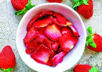 Полуничні пелюстки