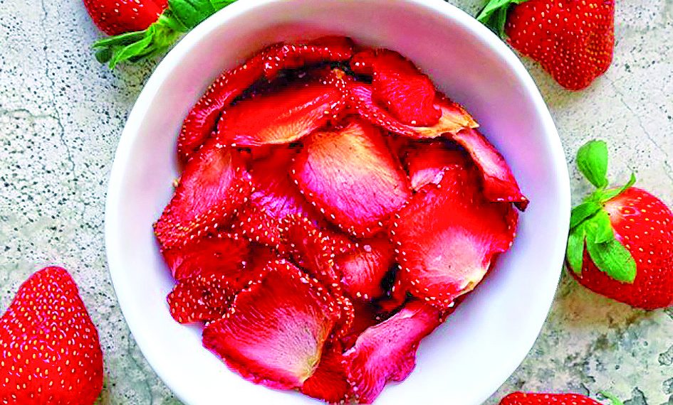 Полуничні пелюстки