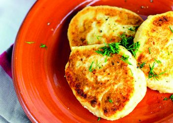 Оладки із зеленою цибулею та яйцем