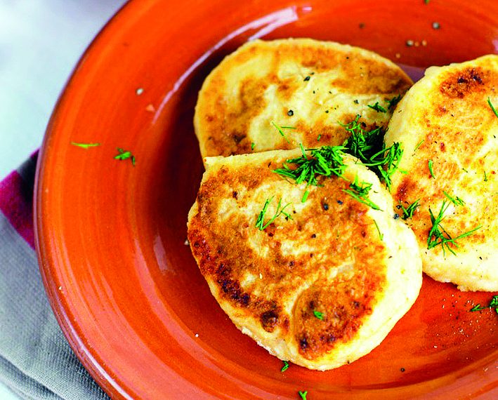 Оладки із зеленою цибулею та яйцем