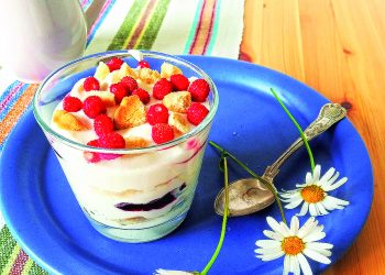 Сирний десерт із ягодами та печивом