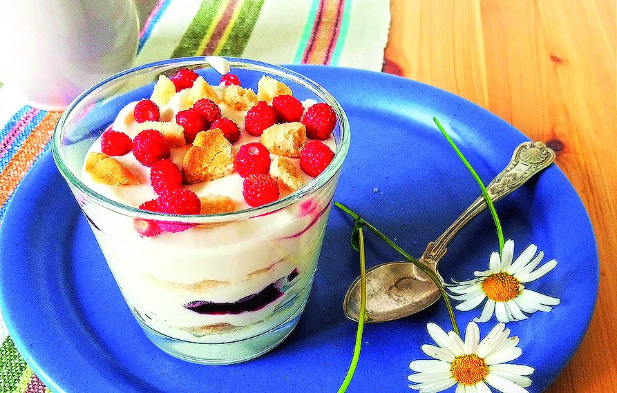 Сирний десерт із ягодами та печивом