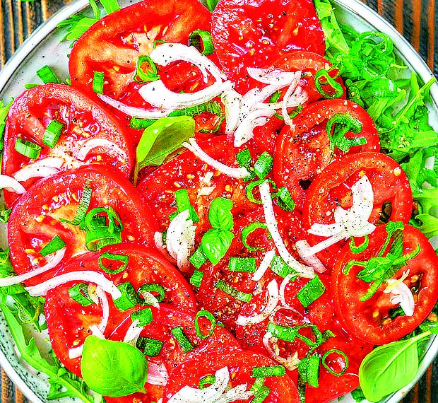 Салати з помідорами, які ви ще не куштували