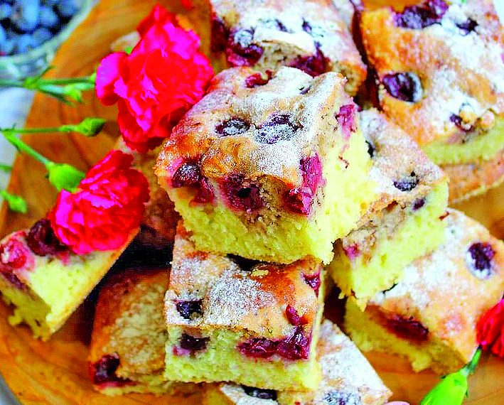 Простий ягідний пиріг на кефірі