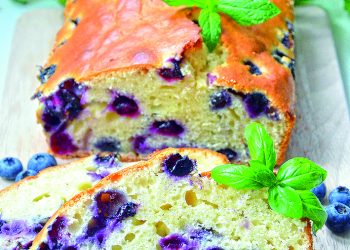 Літня випічка: соковитий манник з ягодами