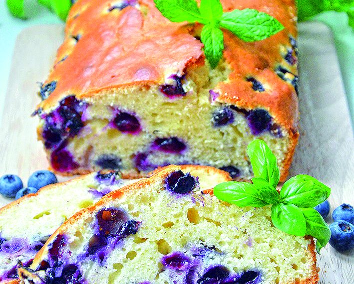 Літня випічка: соковитий манник з ягодами