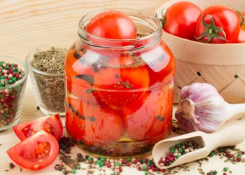 Мариновані помідори в овочевій заливці з хроном