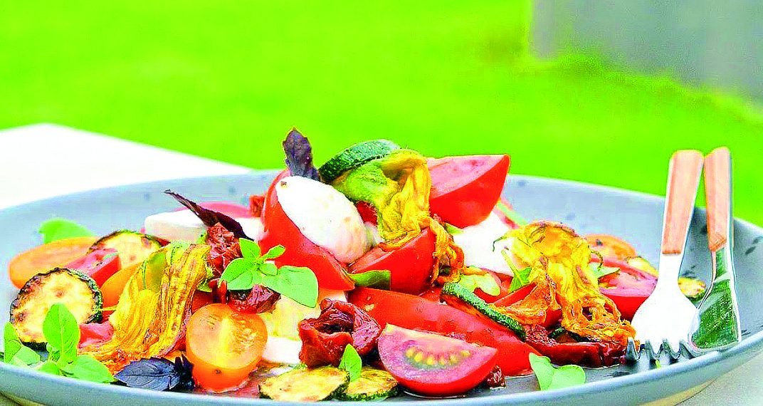 Салат зі смажених кабачків із свіжими помідорами