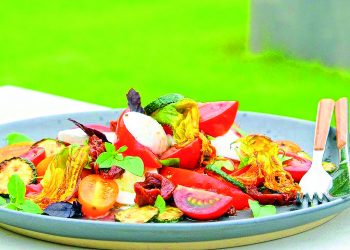 Салат зі смажених кабачків із свіжими помідорами