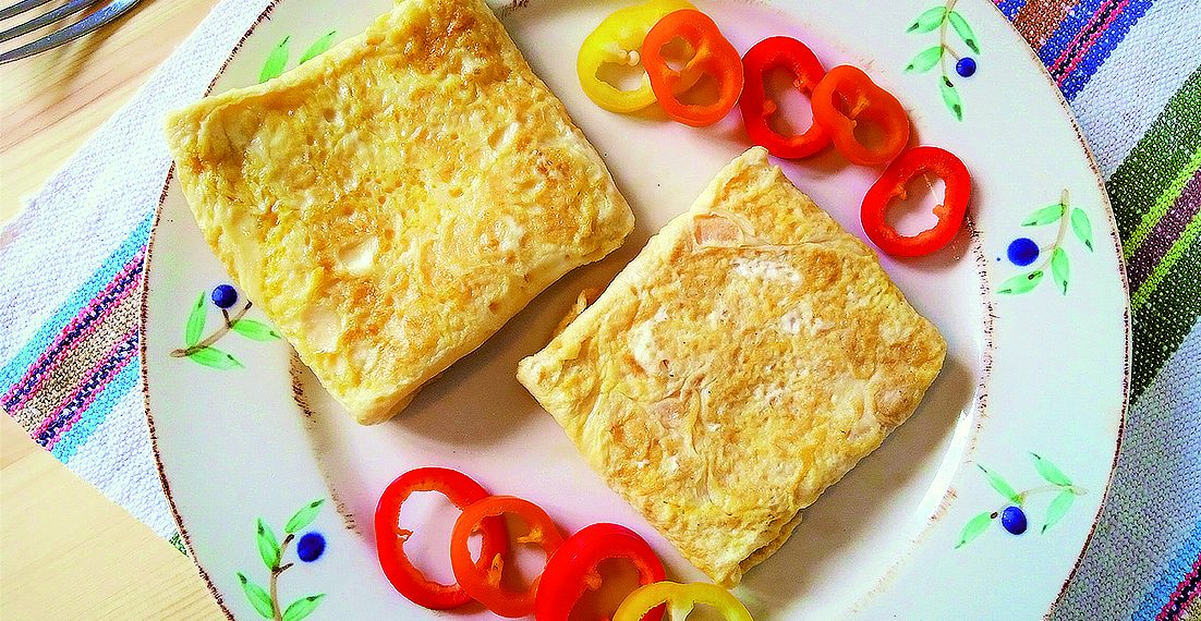 Сніданок із задоволенням: омлет із шинкою та сиром