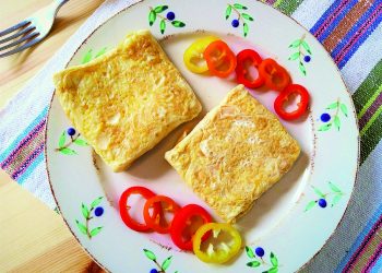 Сніданок із задоволенням: омлет із шинкою та сиром