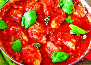 Риба у соусі з помідорів і солодкого перцю