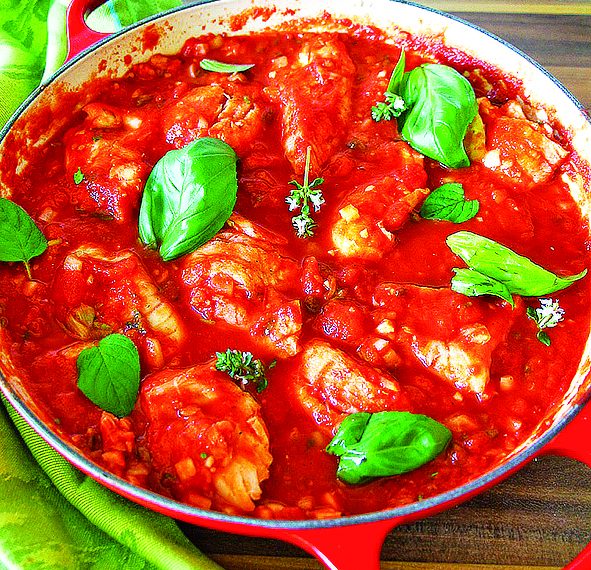 Риба у соусі з помідорів і солодкого перцю