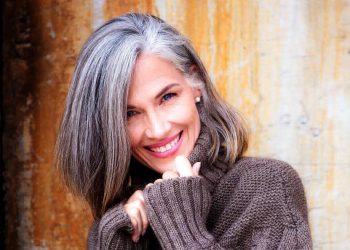 Чому і в кого волосся рано сивіє