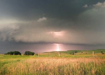 Удар блискавки: головне вчасно надати допомогу