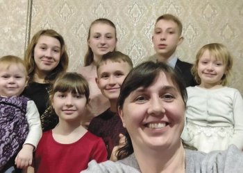 Дружина загиблого волонтера Михайла Супруна тепер живе за двох і сама виховує сімох дітей