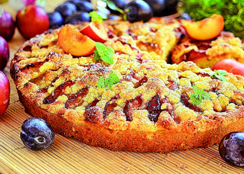 Ніжний сливовий пиріг із вершковим присмаком