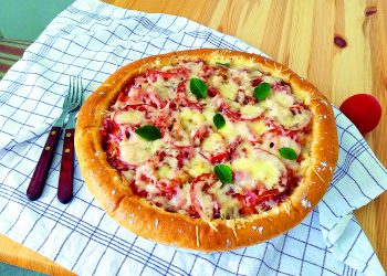 Простий рецепт приготування домашньої піци на тонкому тісті