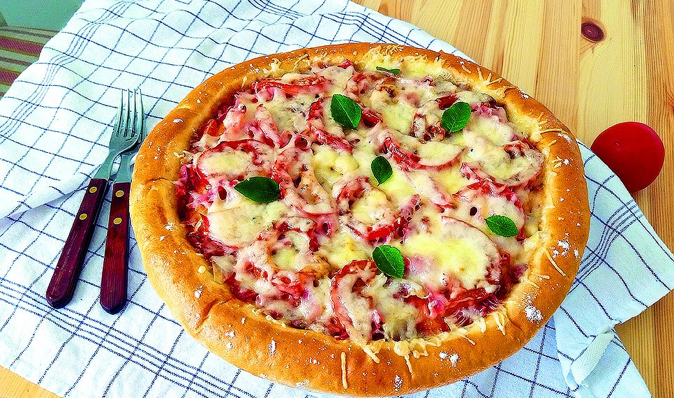 Простий рецепт приготування домашньої піци на тонкому тісті