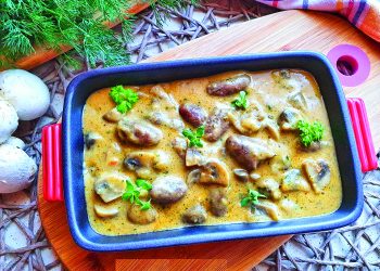 Смачний гуляш із курячих сердечок