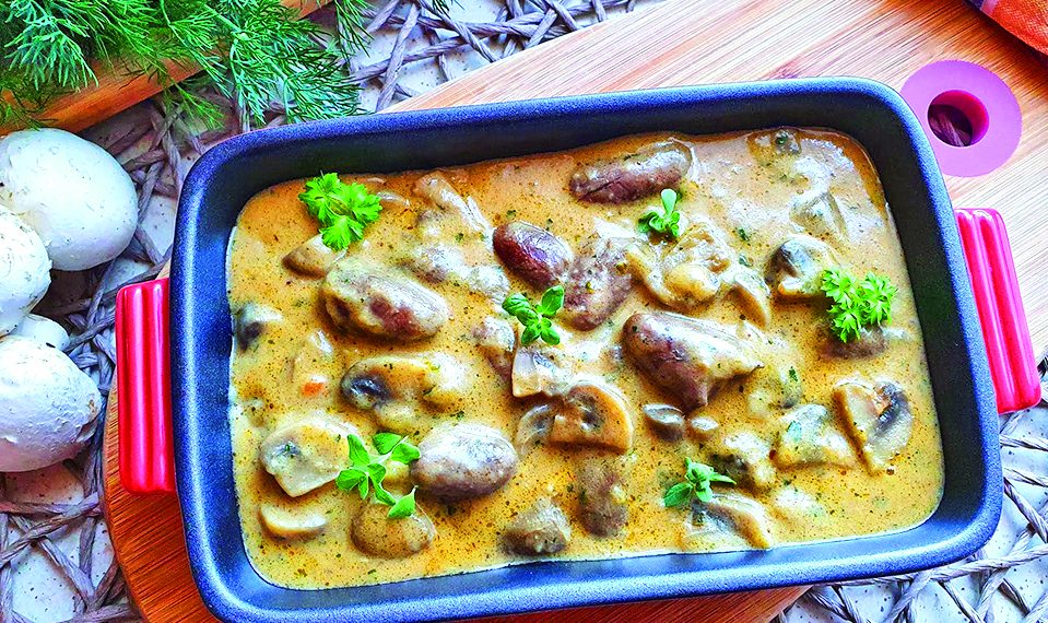 Смачний гуляш із курячих сердечок